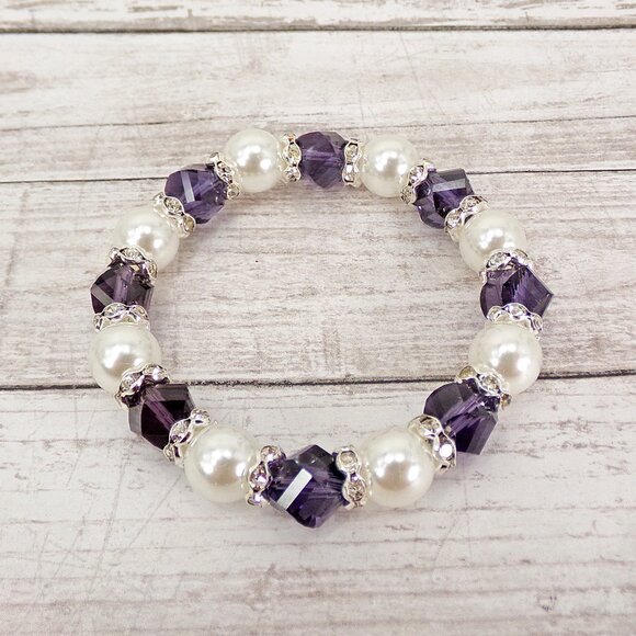 Purple glass and pearl bead stretch bracelet with crystals. Fashion bracelet - Picture 7 of 8